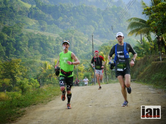 Sprint for the aid station. TCC2014 ©iancorless.com