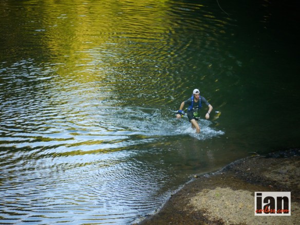 Mike Wardian exiting the riverbed section TCC2012 ©iancorless.com